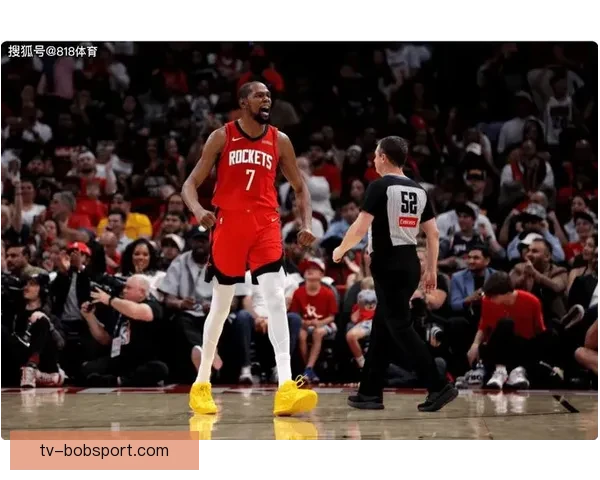 火箭更衣室狂欢泼水庆祝杜兰特超越乔丹 赤膊领取比赛用球激情满场 火箭更衣室狂欢泼水庆祝杜兰特超越乔丹 赤膊领取比赛用球激情满场