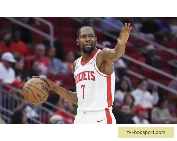 火箭更衣室狂欢泼水庆祝杜兰特超越乔丹 赤膊领取比赛用球激情满场