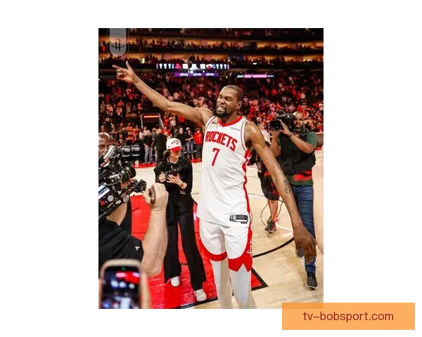 火箭更衣室狂欢泼水庆祝杜兰特超越乔丹 赤膊领取比赛用球激情满场