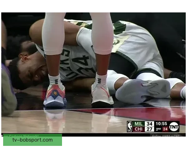 小卡手腕伤势加重仍坚守赛场 对猛龙比赛中受伤不得不硬撑